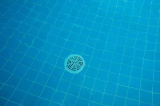 Menina de 12 anos morre após cabelo ser sugado por ralo de piscina em SP