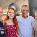 Deputada posa com aliados e “corta” Carlos Bolsonaro de foto; entenda
