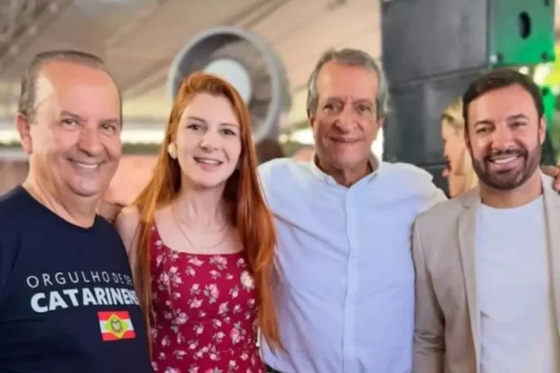 Deputada posa com aliados e “corta” Carlos Bolsonaro de foto; entenda