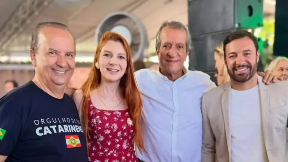 Deputada posa com aliados e “corta” Carlos Bolsonaro de foto; entenda