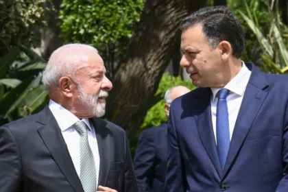 Lula chega a Portugal e trata de imigração com premiê e presidente