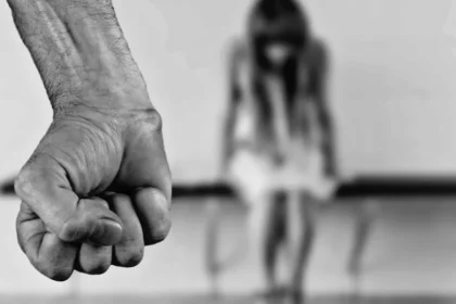 Violência levou ao menos 900 mulheres por dia a unidades de saúde no país em 2025