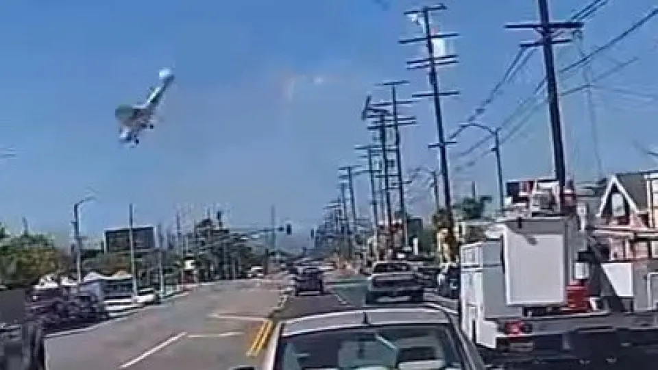 Aeronave atinge fios de alta tensão e cai em estacionamento nos EUA