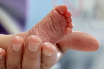 Bebê prematuro morre após infecção por superbactéria, e hospital fecha UTI em Porto Alegre