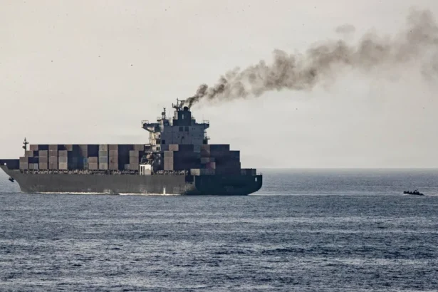 Irã ataca navios no estreito de Hormuz após Trump estender trégua