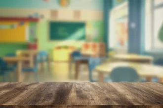 Professora corta cabelo de alunas em sala e caso gera escândalo na Itália