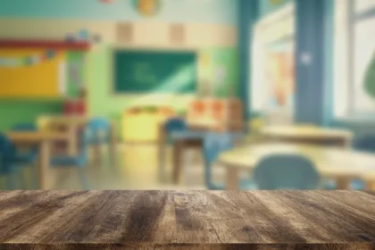 Professora corta cabelo de alunas em sala e caso gera escândalo na Itália