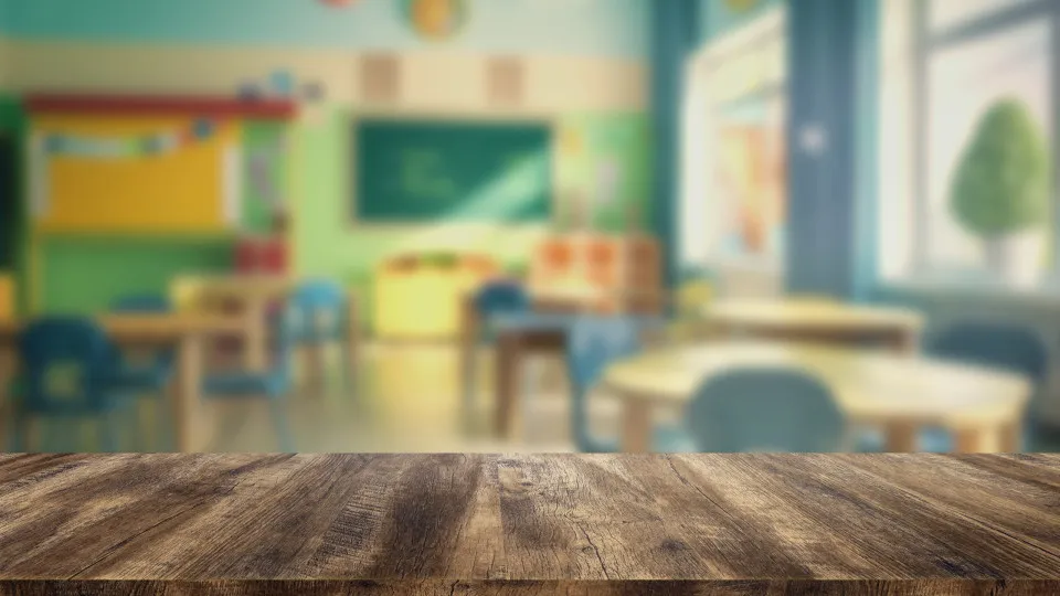 Professora corta cabelo de alunas em sala e caso gera escândalo na Itália