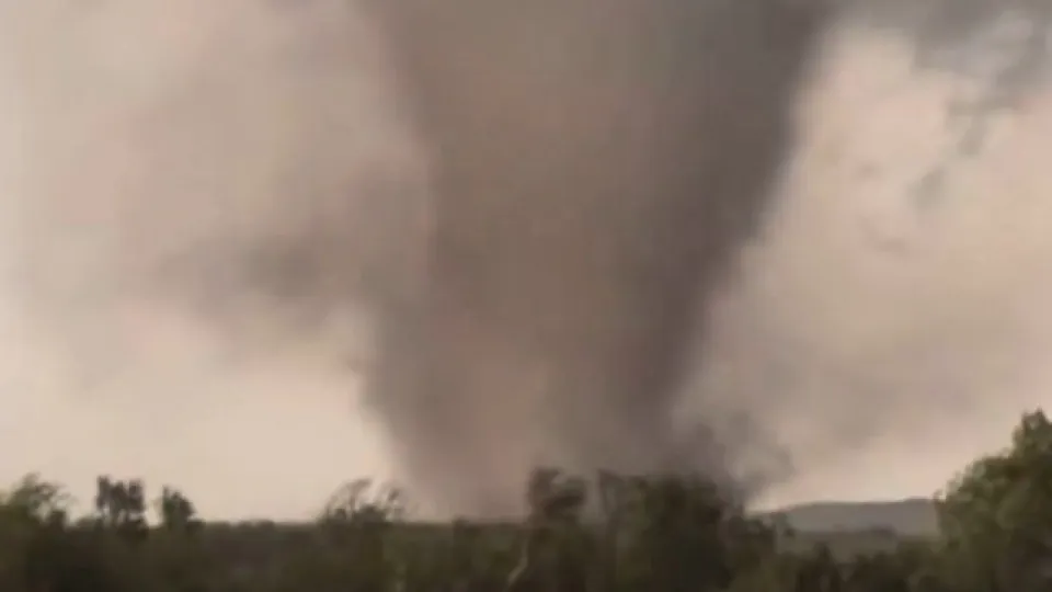 Vídeo: Tornado em Oklahoma faz 10 feridos e destrói 40 casas.