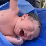 Recém-nascido não larga médico e momento viraliza; veja o momento!