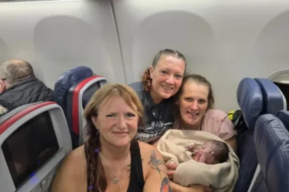 Mulher dá à luz em pleno voo nos EUA: “Avião está pousando, segura”