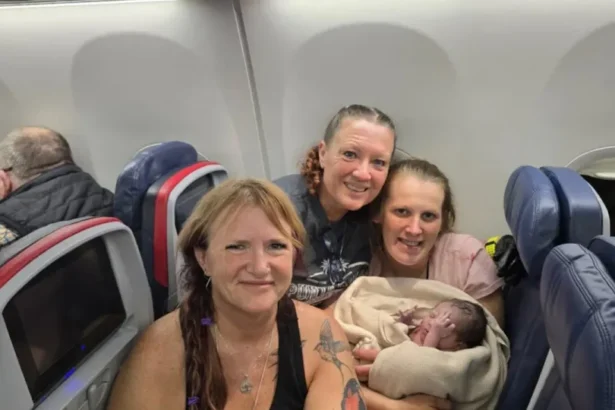 Mulher dá à luz em pleno voo nos EUA: “Avião está pousando, segura”