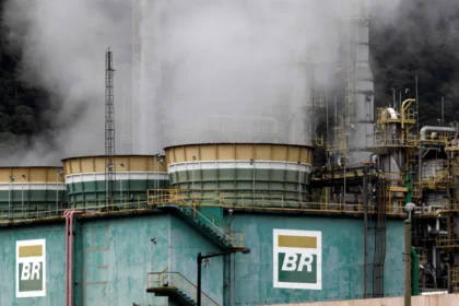 Acidente em refinaria da Petrobras em Minas deixa trabalhador gravemente ferido