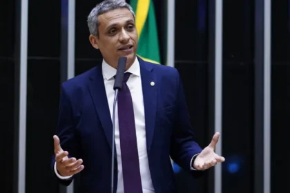 STF torna Gustavo Gayer réu sob acusação de injúria por ligar Lula a Hamas e nazismo
