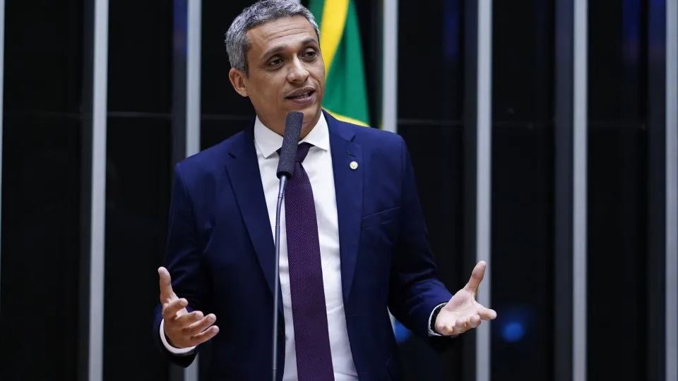 STF torna Gustavo Gayer réu sob acusação de injúria por ligar Lula a Hamas e nazismo