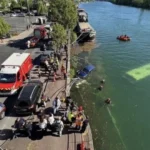 Ônibus escolar cai no rio Sena após motorista
