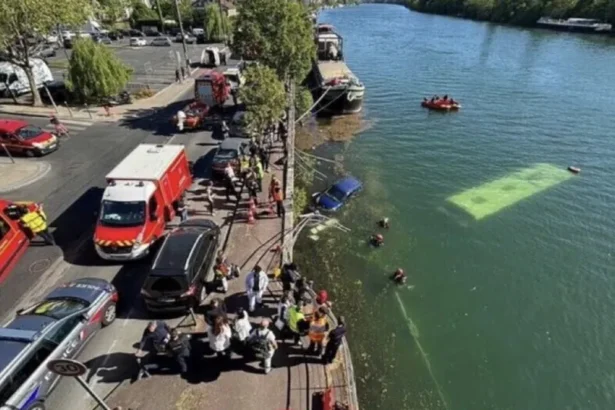 Ônibus escolar cai no rio Sena após motorista