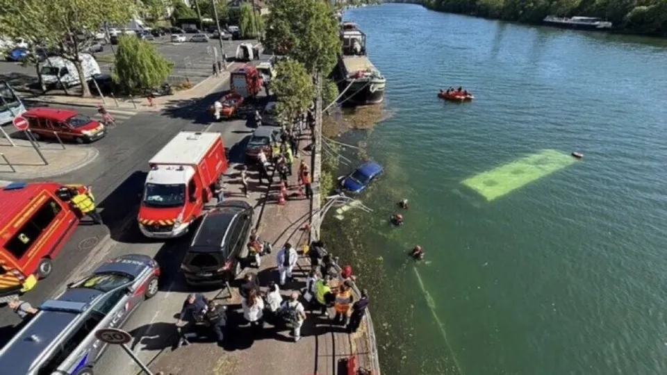 Ônibus escolar cai no rio Sena após motorista