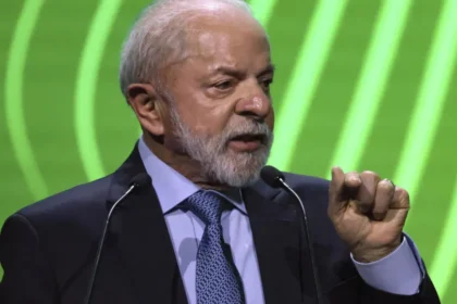 Congresso derruba veto de Lula a projeto que reduz pena de Bolsonaro