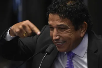 Magno Malta dá tapa na cara de técnica durante exame no DF: