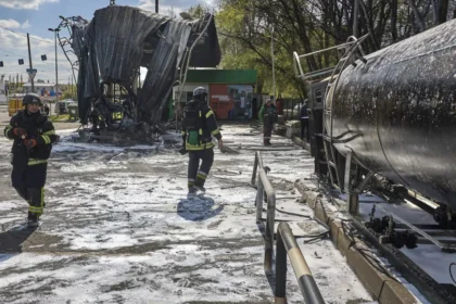 Pelo menos três mortos em ataques russos e Kiev bombardeia petroleiros