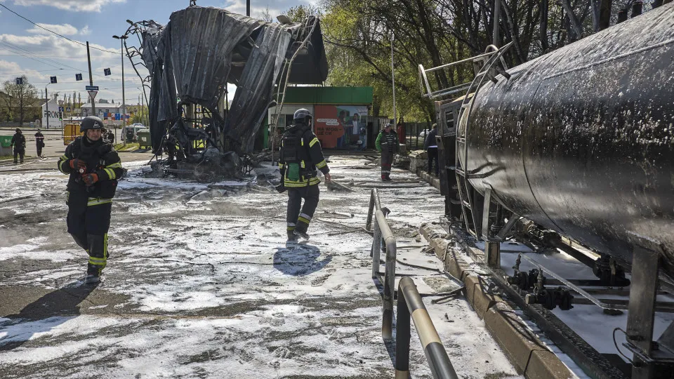 Pelo menos três mortos em ataques russos e Kiev bombardeia petroleiros