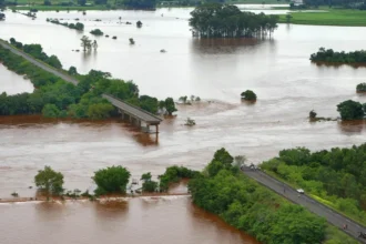 Chuvas deixam mais de 500 desalojados no RS; cidade decreta emergência
