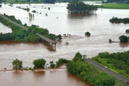 Chuvas deixam mais de 500 desalojados no RS; cidade decreta emergência
