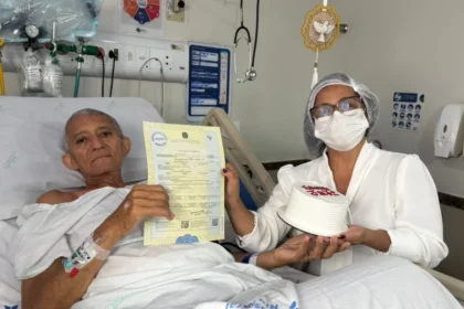 Doente com câncer se casa em cama de hospital em Manaus: