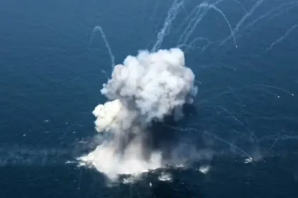 Irã atinge navio de guerra dos EUA com mísseis no Estreito de Ormuz