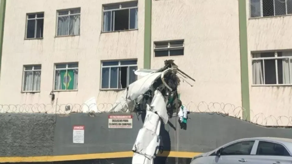 Avião cai, se choca em prédio e deixa pelo menos dois mortos em BH; vídeo