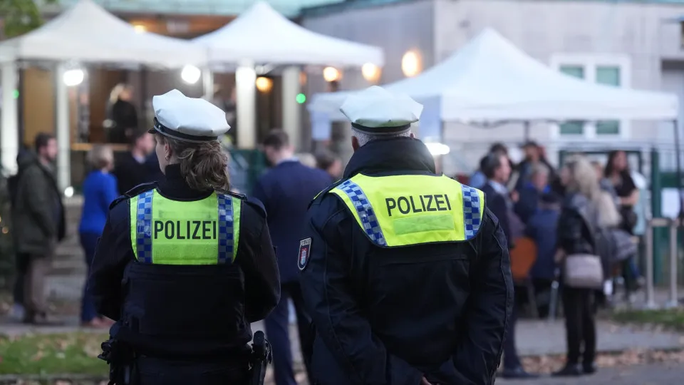 Carro atropela multidão e mata dois no centro de Leipzig, na Alemanha