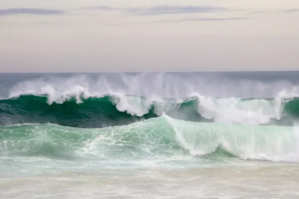 Ressaca atinge o Rio de Janeiro com ondas de até 3 metros; veja a previsão do tempo