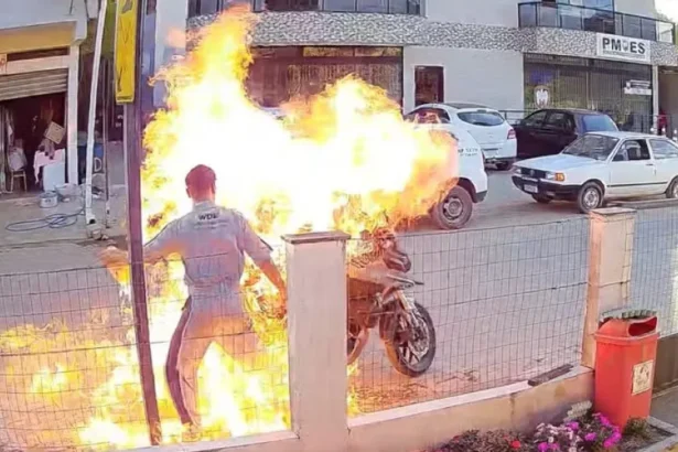 Mulher morre queimada pelo próprio filho ao atear fogo em moto; vídeo