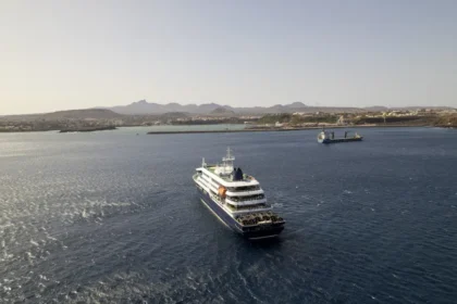 Navio de cruzeiro atingido por hantavírus retira passageiros doentes
