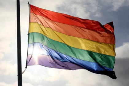 Vaticano publica documento sobre inclusão de LGBTQIA+ e com críticas à