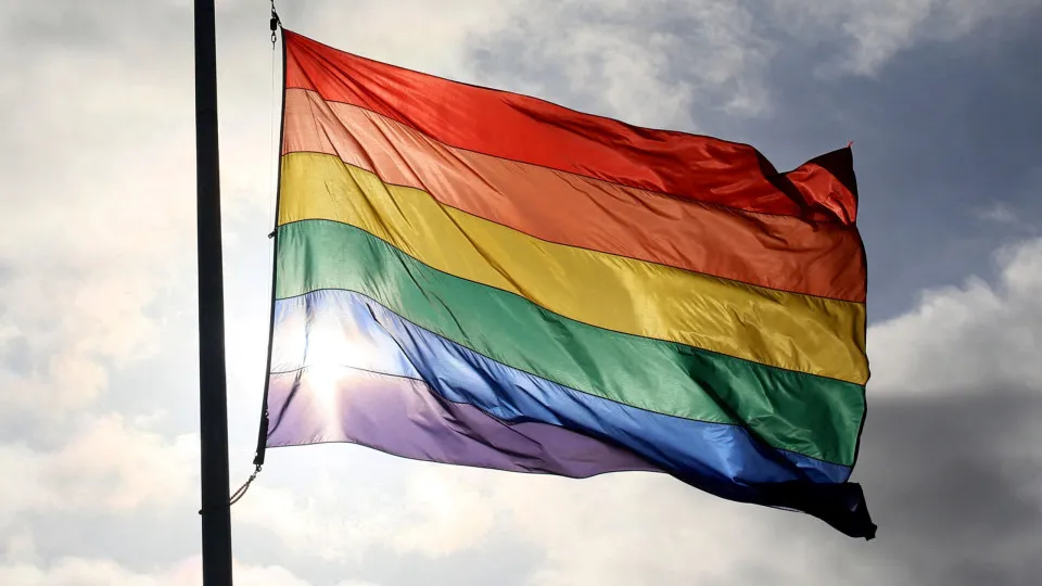 Vaticano publica documento sobre inclusão de LGBTQIA+ e com críticas à
