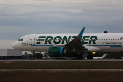 Pedestre morre atropelado por avião no aeroporto de Denver; há 12 feridos