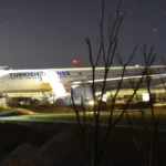 Avião pega fogo ao pousar no Nepal e aeroporto é fechado; veja as imagens