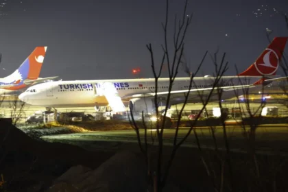 Avião pega fogo ao pousar no Nepal e aeroporto é fechado; veja as imagens
