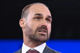 PGR pede ao Supremo condenação de Eduardo Bolsonaro por coação