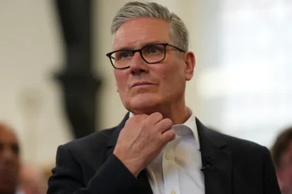 Mais de 70 deputados pedem saída de Keir Starmer após crise
