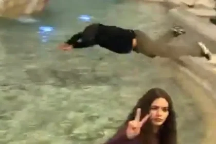 Vídeo: turista é preso na Itália após mergulhar na Fontana di Trevi