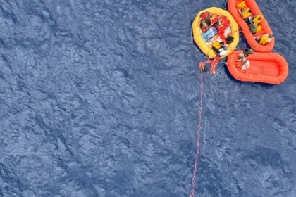 Onze pessoas resgatadas com vida após queda de avião no mar: