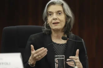 Cármen Lúcia relata que evitava reclamar do trabalho para não ser estigmatizada