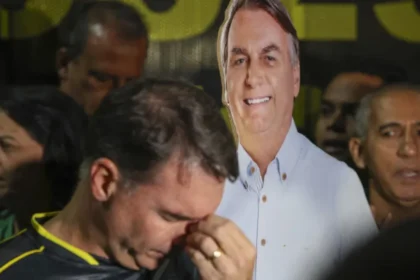Flávio diz que Jair Bolsonaro o aconselhou a falar a verdade e que Eduardo vive de doação do pai