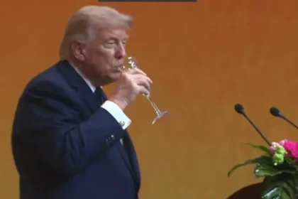 Viralizou: Trump faz careta ao beber champanhe oferecido por Xi Jinping