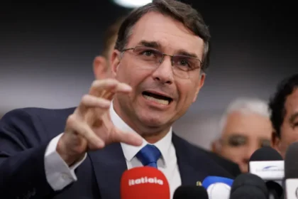 Flávio Bolsonaro reforça intenção de manter candidatura: