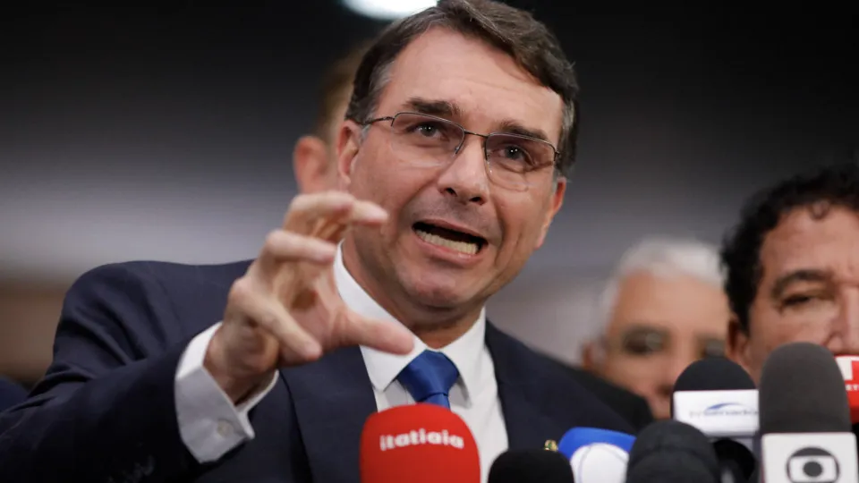 Flávio Bolsonaro reforça intenção de manter candidatura: