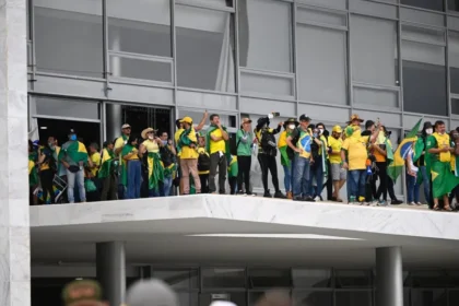 52% dos brasileiros são contra reduzir penas de condenados no 8 de janeiro, diz Genial/Quaest